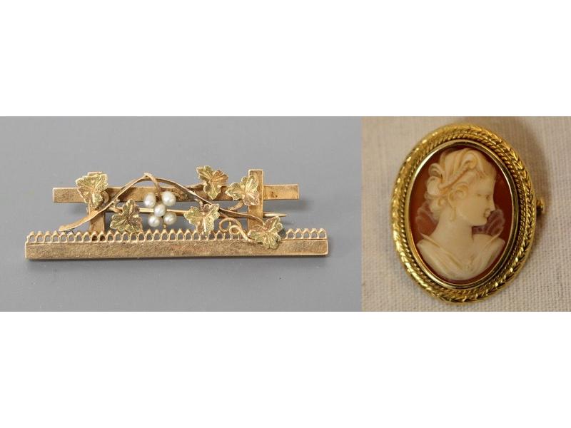 BROCHE en or jaune 18K à motif de pampre...