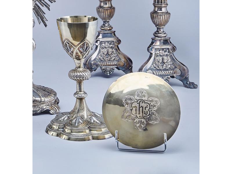CALICE en argent doré, à décor en relief...