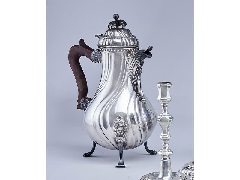 GRANDE CAFETIÈRE en argent de forme balustre...