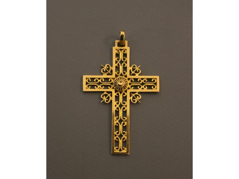 CROIX en or jaune (18k) ajouré à décor d...