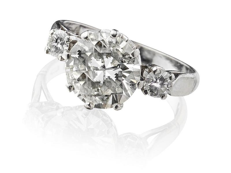 BAGUE en platine sertie au centre d'un diamant...