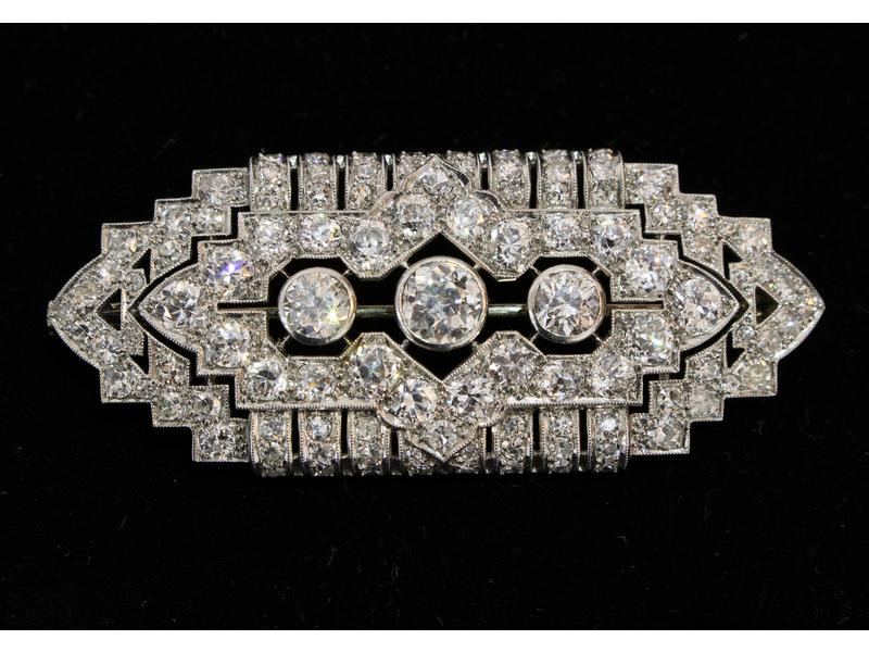 BROCHE en platine et or gris 18K, de forme...
