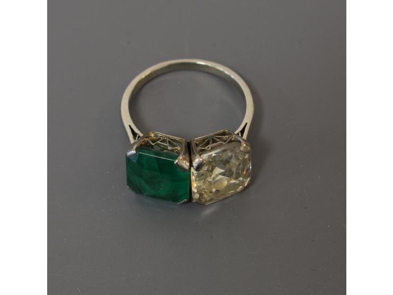 BAGUE en or blanc 18K sertie d'une pierre...