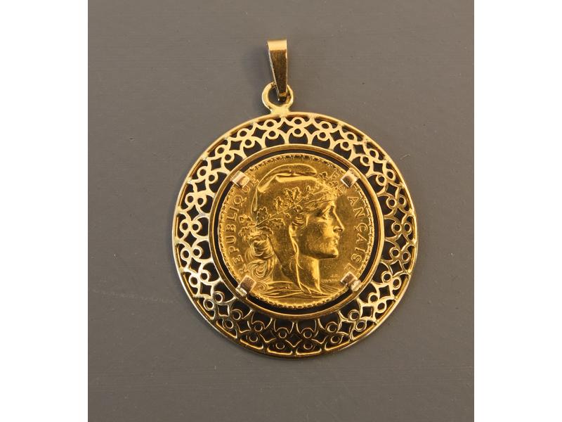 PENDENTIF en or jaune 18K rond serti d'un...