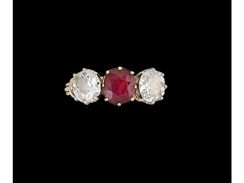 BAGUE en or jaune 18K sertie d'un rubis taille...