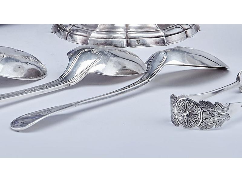 CUILLÈRE À RAGOUT en argent, modèle à coquille,...