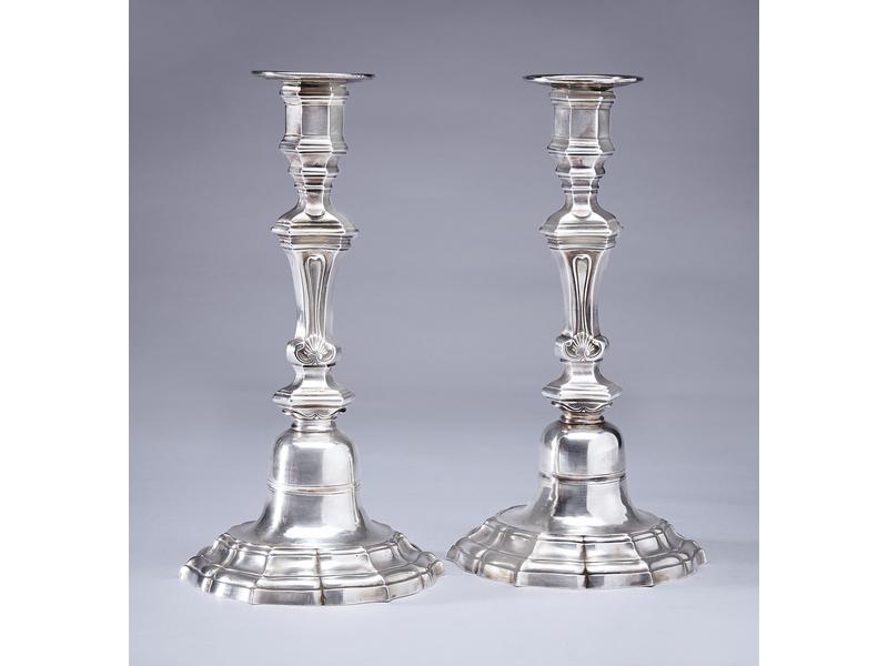 PAIRE DE FLAMBEAUX en argent, à binet hexagonal,...