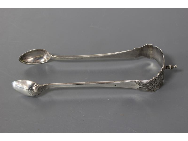 PINCE A SUCRE en argent à décor gravé de...