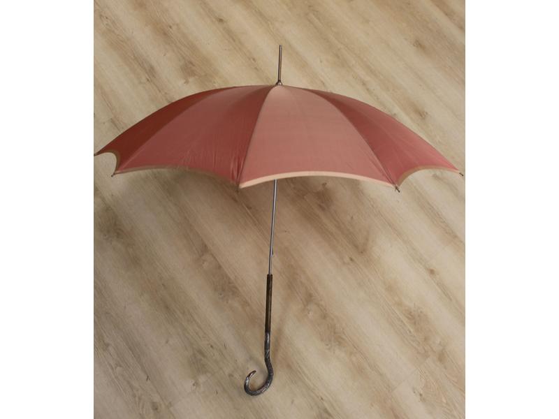 OMBRELLE en satin rose et manche en argent...