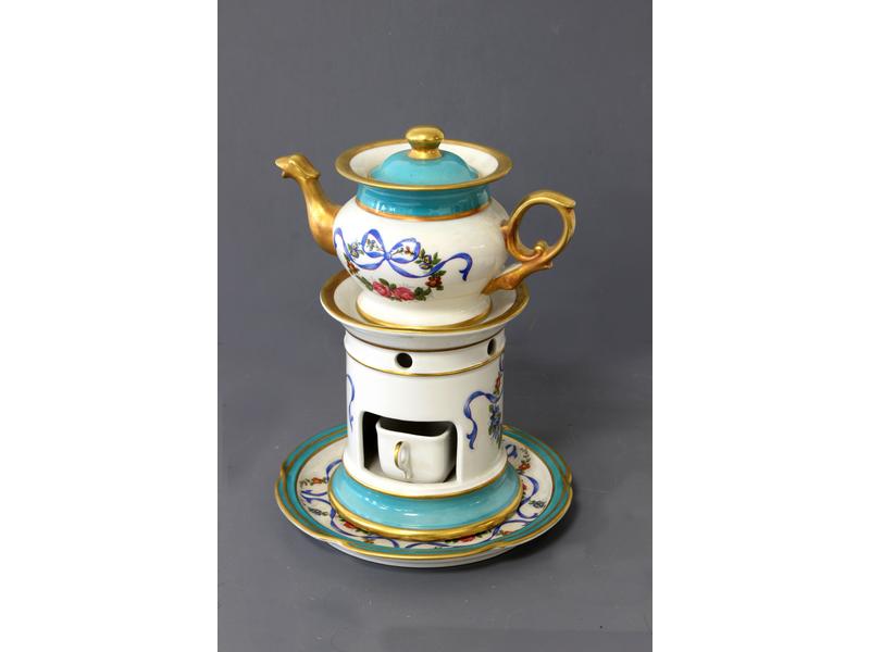 TISANIÈRE en procelaine émaillée polychrome...