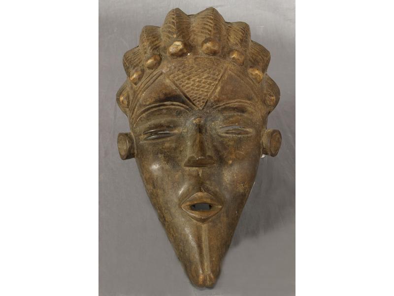 MASQUE en bois sculpté aux yeux mi-clos,...