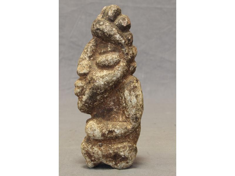 FIGURINE en pierre sculptée agenouillée avec...
