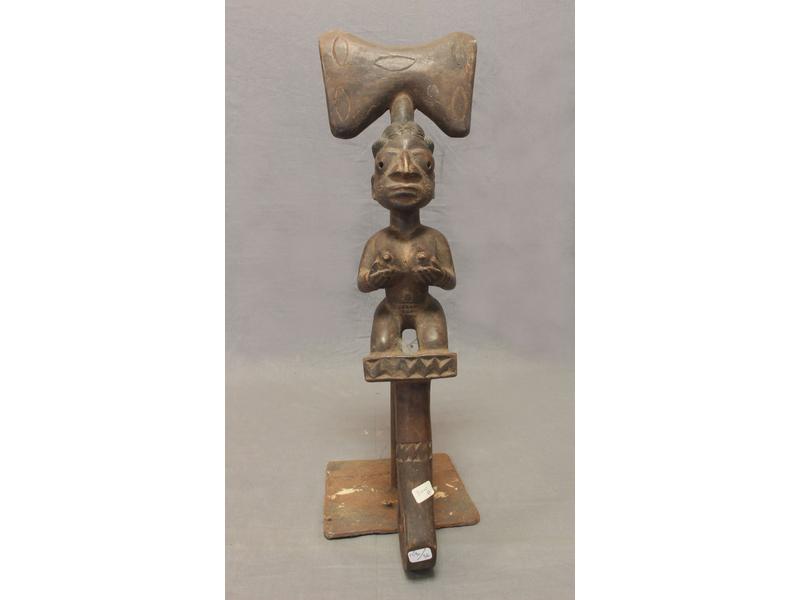 SCEPTRE de commandement en bois sculpté,...