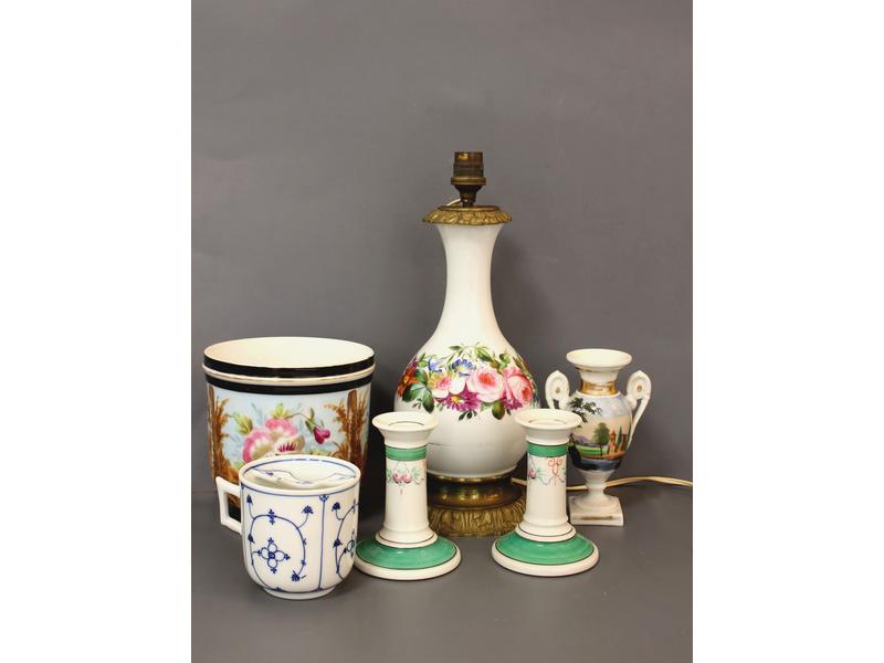 LOT DE QUATRES PIÈCES en porcelaine comprenant...