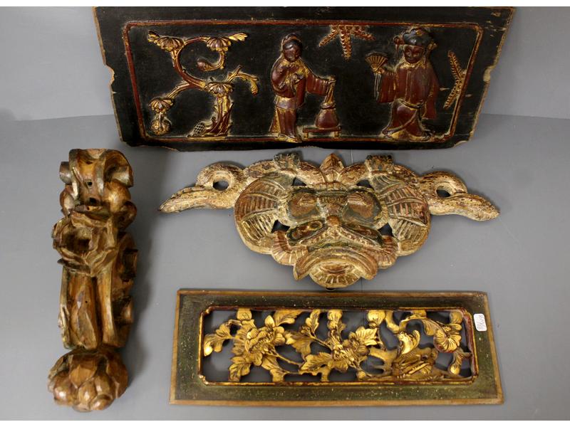 LOT DE QUATRE BOISERIES sculptées dont deux...