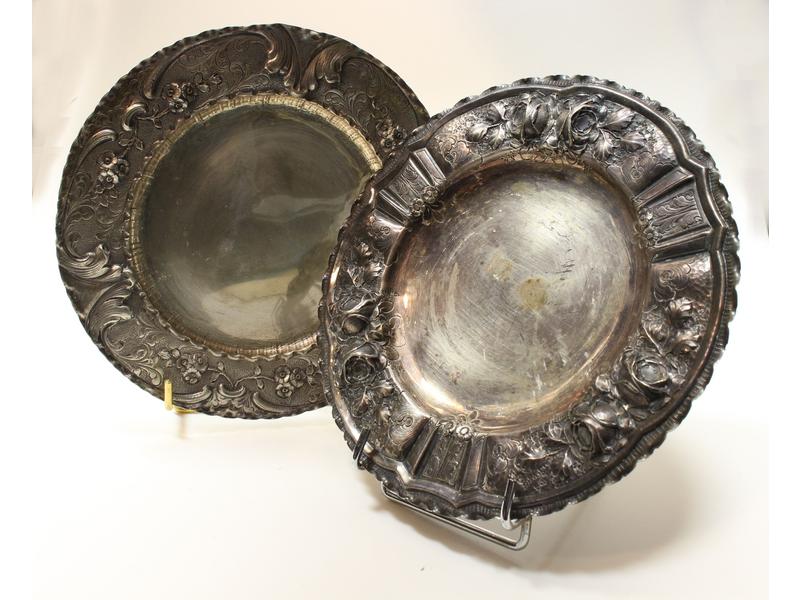 DEUX PETITES ASSIETTES en métal argenté ciselé,...