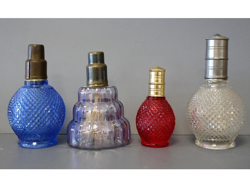TROIS LAMPES BERGER en verre, deux de forme...