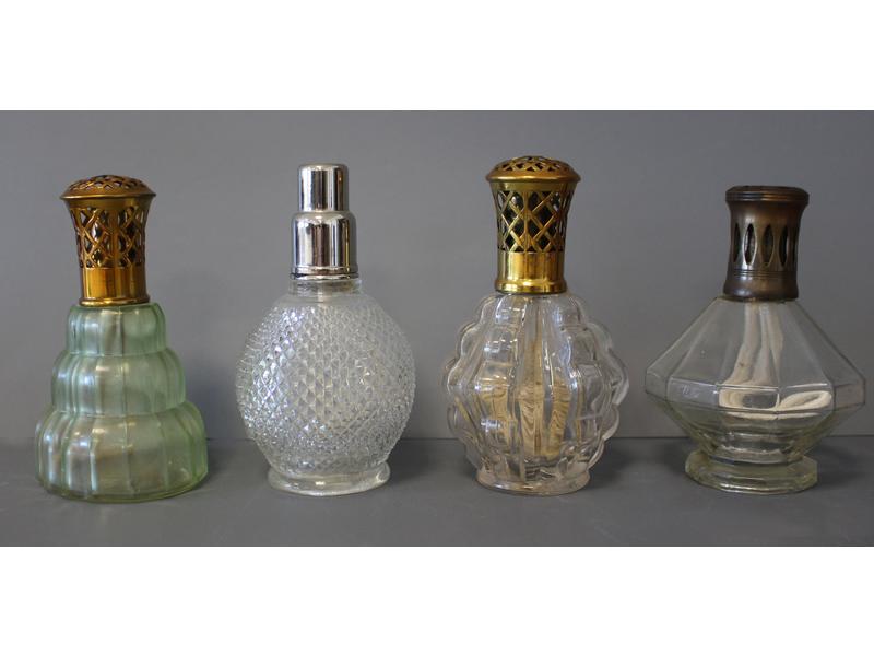 QUATRE LAMPES BERGER en verre de formes et...