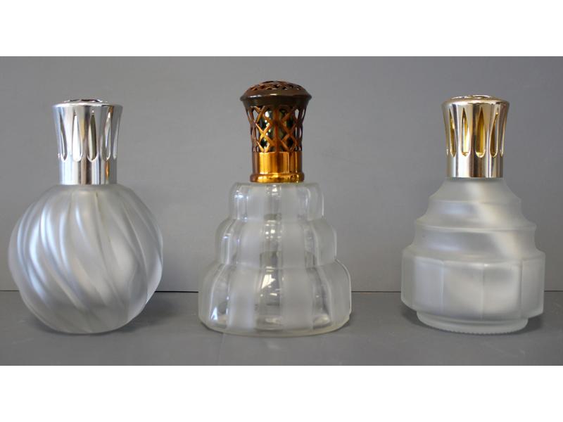 TROIS LAMPES BERGER en verre opaque de formes...