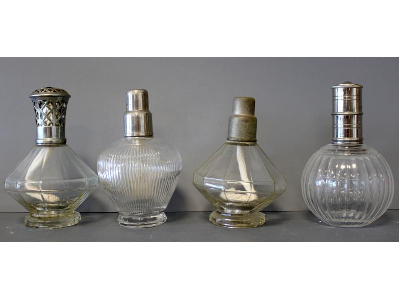 QUATRE LAMPES BERGER en verre, deux de forme...