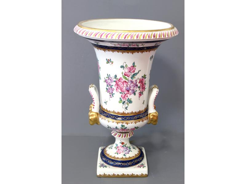 VASE de forme Médicis en porcelaine émaillée...