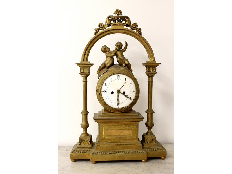PENDULE BORNE en bois sculpté et doré à décor...