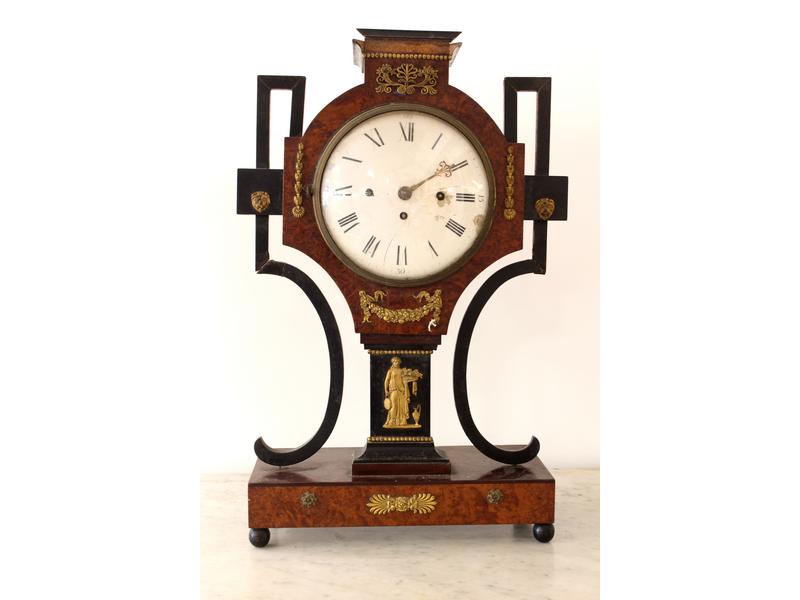 PENDULE type tête de poupée en bois de placage,...