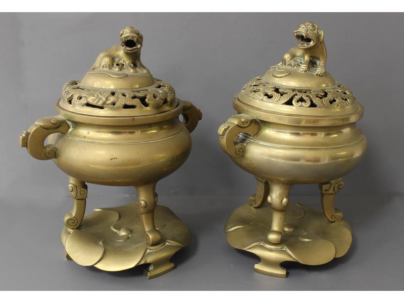 PAIRE DE BRÛLE-PARFUMS en bronze à deux anses...