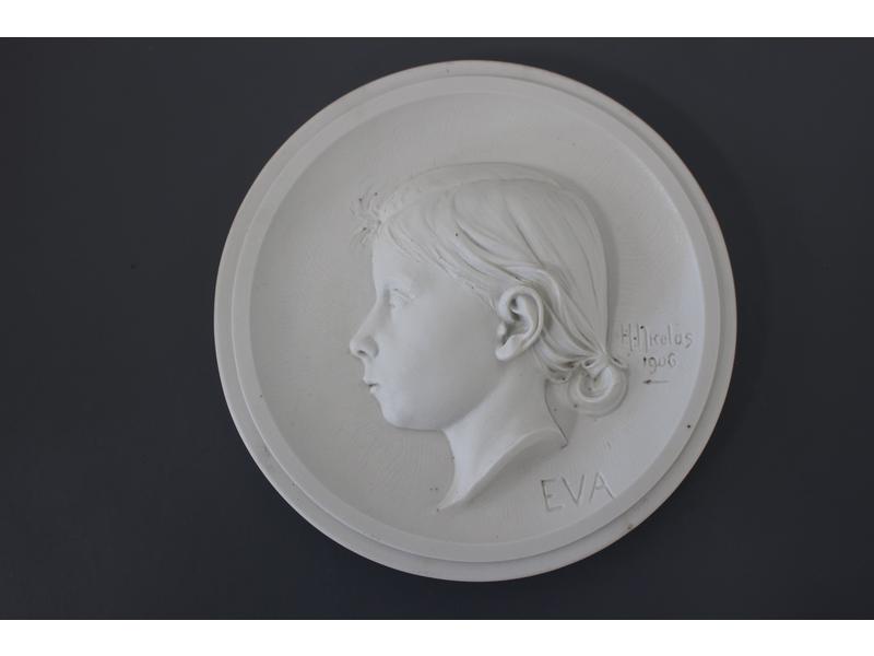MÉDAILLON en porcelaine représentant un profil...