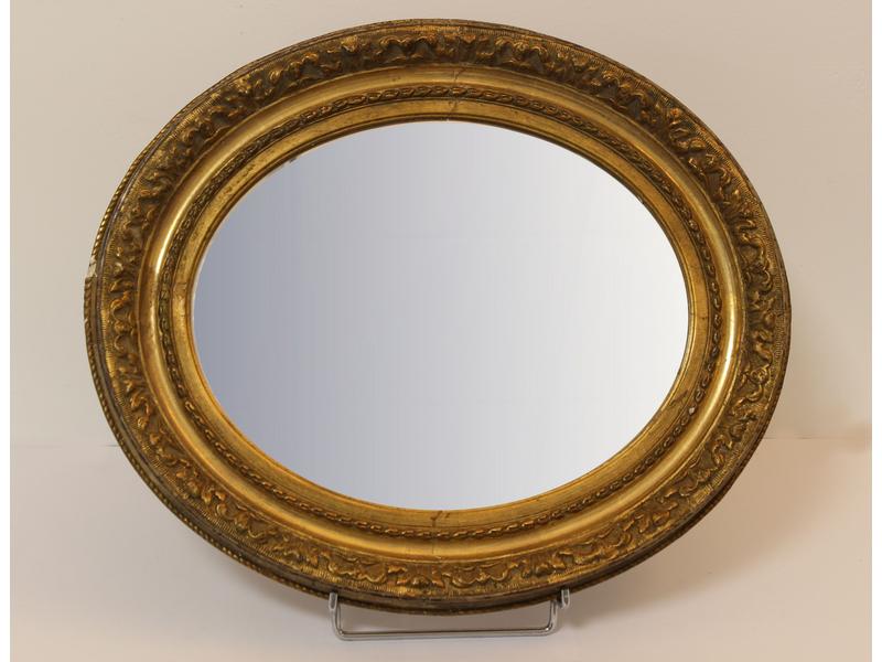 MIROIR ovale dans un cadre en bois sculpté...