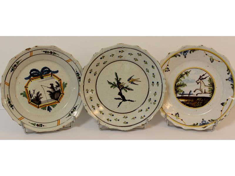 TROIS ASSIETTES en faïence à décor émaillé,...