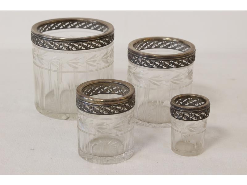 SUITE DE QUATRE PETITS POTS cylindriques...