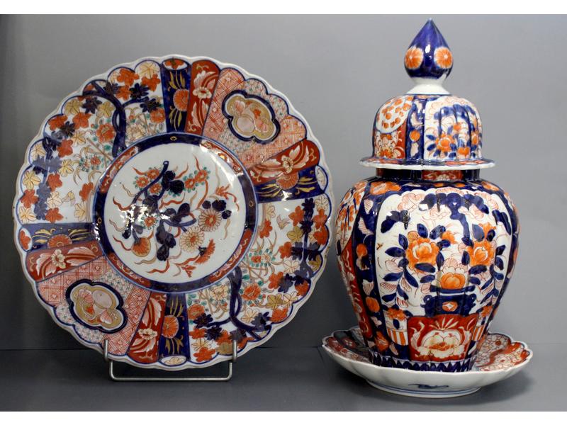 LOT EN PORCELAINE émaillée à décor Imari,...