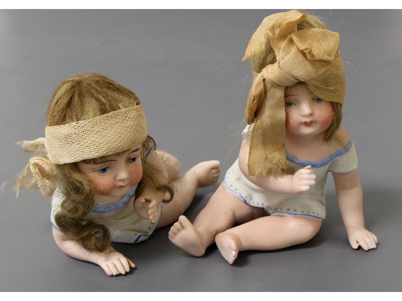 PAIRE DE PETITES BAIGNEUSES assises en porcelaine...