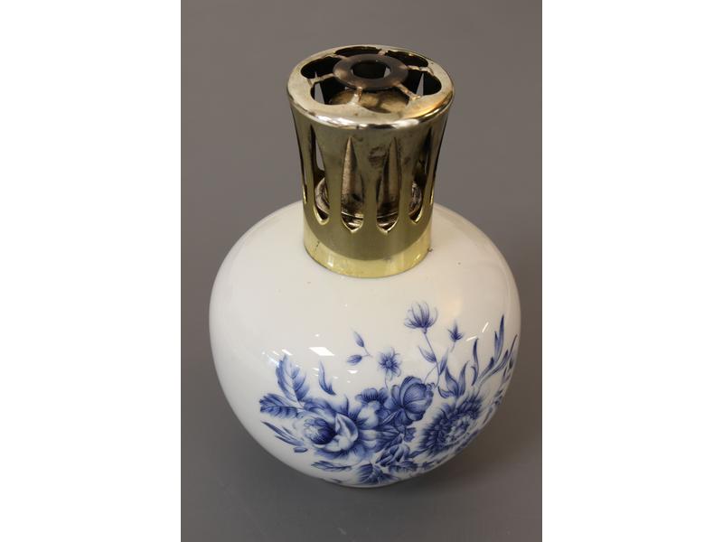 LAMPE BERGER en porcelaine blanche de Limoges...