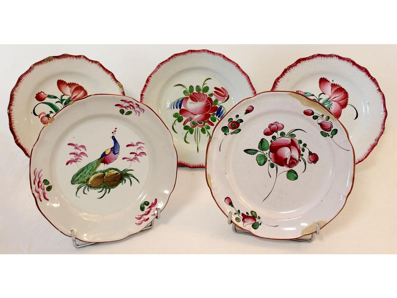 SUITE DE CINQ ASSIETTES en faïence émaillée...