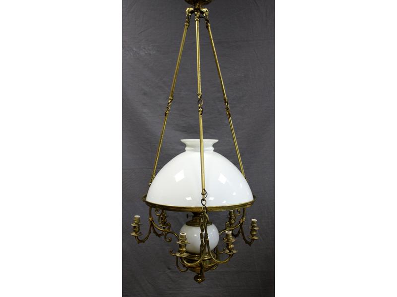 IMPORTANT LUSTRE en laiton doré et opaline...