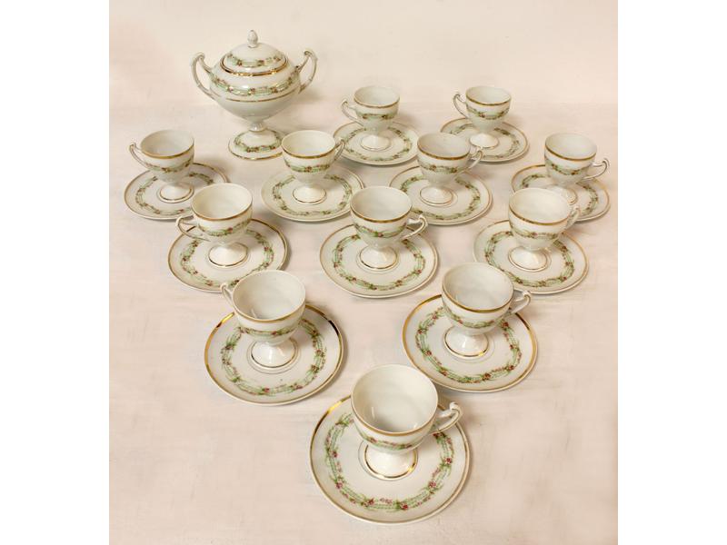 PARTIE DE SERVICE À CAFÉ en porcelaine blanche...