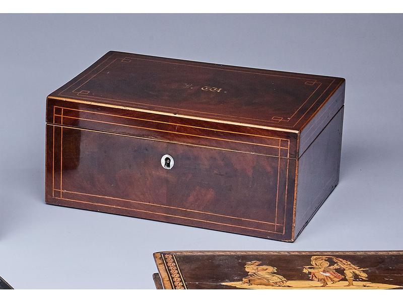 COFFRET rectangulaire en placage d'acajou...