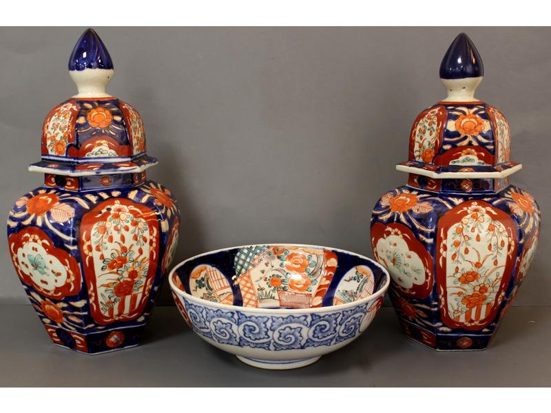 PAIRE DE POTICHES hexagonales en porcelaine...