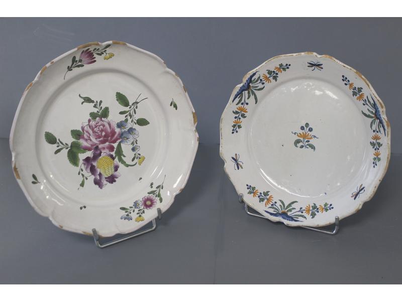 DEUX ASSIETTES en faïence de l'Est du XVIIIe...