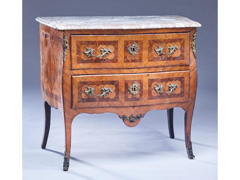 COMMODE à façade et côtés galbés, en marqueterie...
