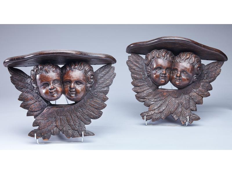 PAIRE DE CONSOLES D'APPLIQUES en chêne sculpté...