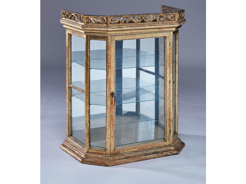 VITRINE rectangulaire à pans coupés, en bois...