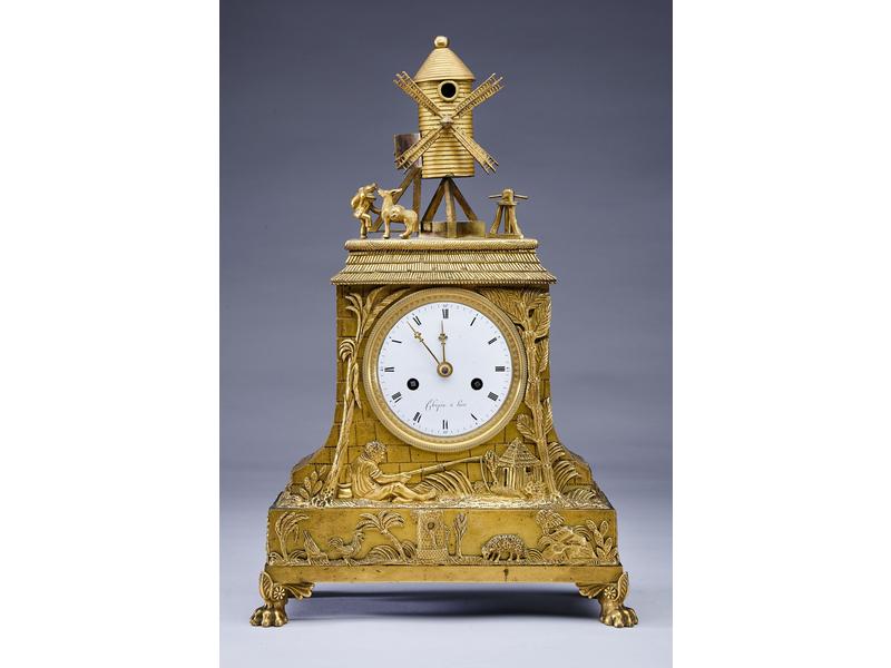 PENDULE BORNE en bronze doré, à décor d'un...