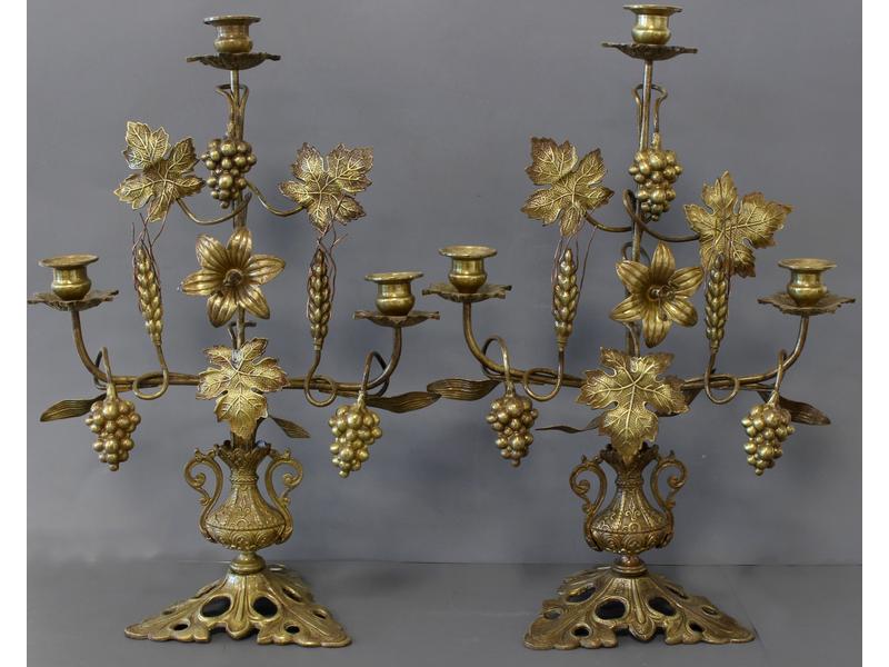 PAIRE DE CANDÉLABRES d'autel à trois lumières,...
