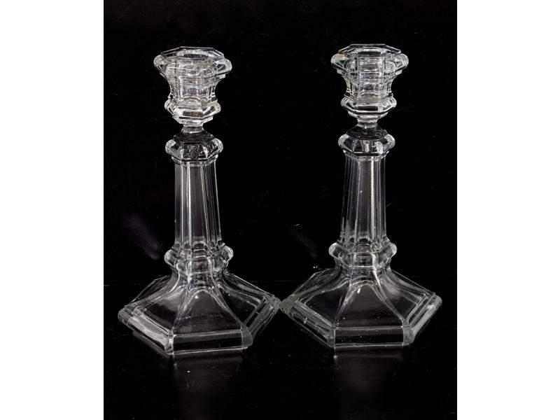 PAIRE DE BOUGEOIRS en verre moulé pressé,...