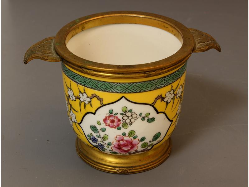 PETIT CACHE-POT rond en porcelaine jaune...