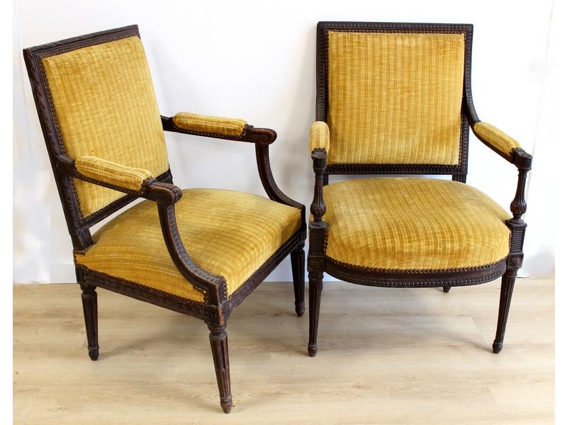DEUX FAUTEUILS pouvant former paire, à dossier...