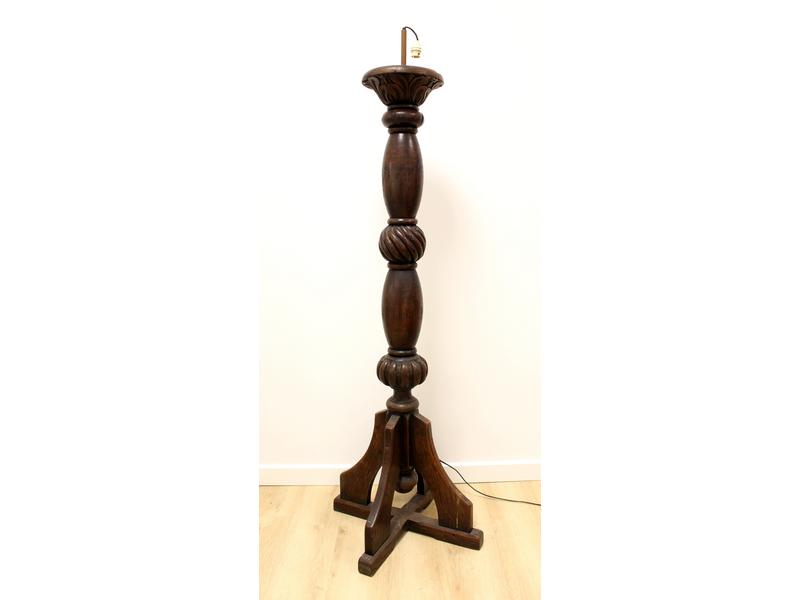 GRAND PIQUE-CIERGE en chêne sculpté, fût...